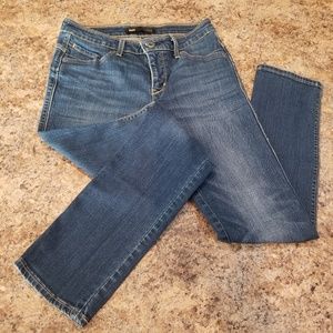 Levi's Jean's 29x32 flatters & flaunts skinny leg